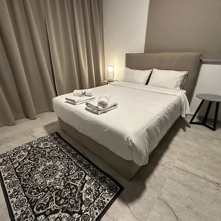 Lux Level 4 Penthouse Tower 206 *