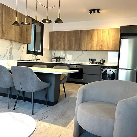 Lux Level 4 Penthouse Tower 206