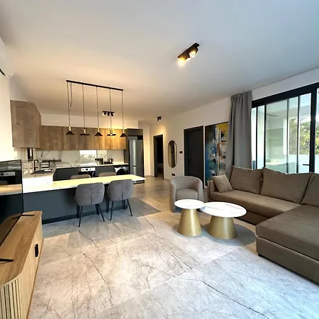 Lux Level 4 Penthouse Tower 206 *