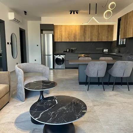 Lux Level 4 Penthouse Tower 206 Apartment *