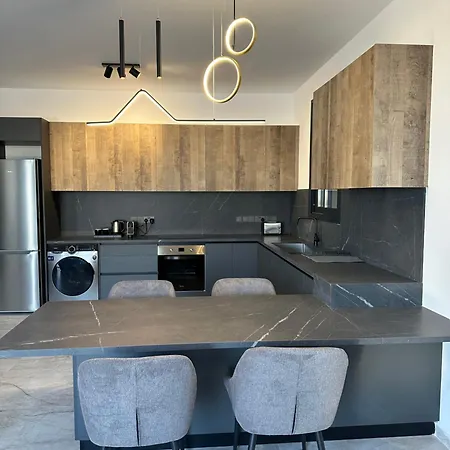 Lux Level 4 Penthouse Tower 206 *